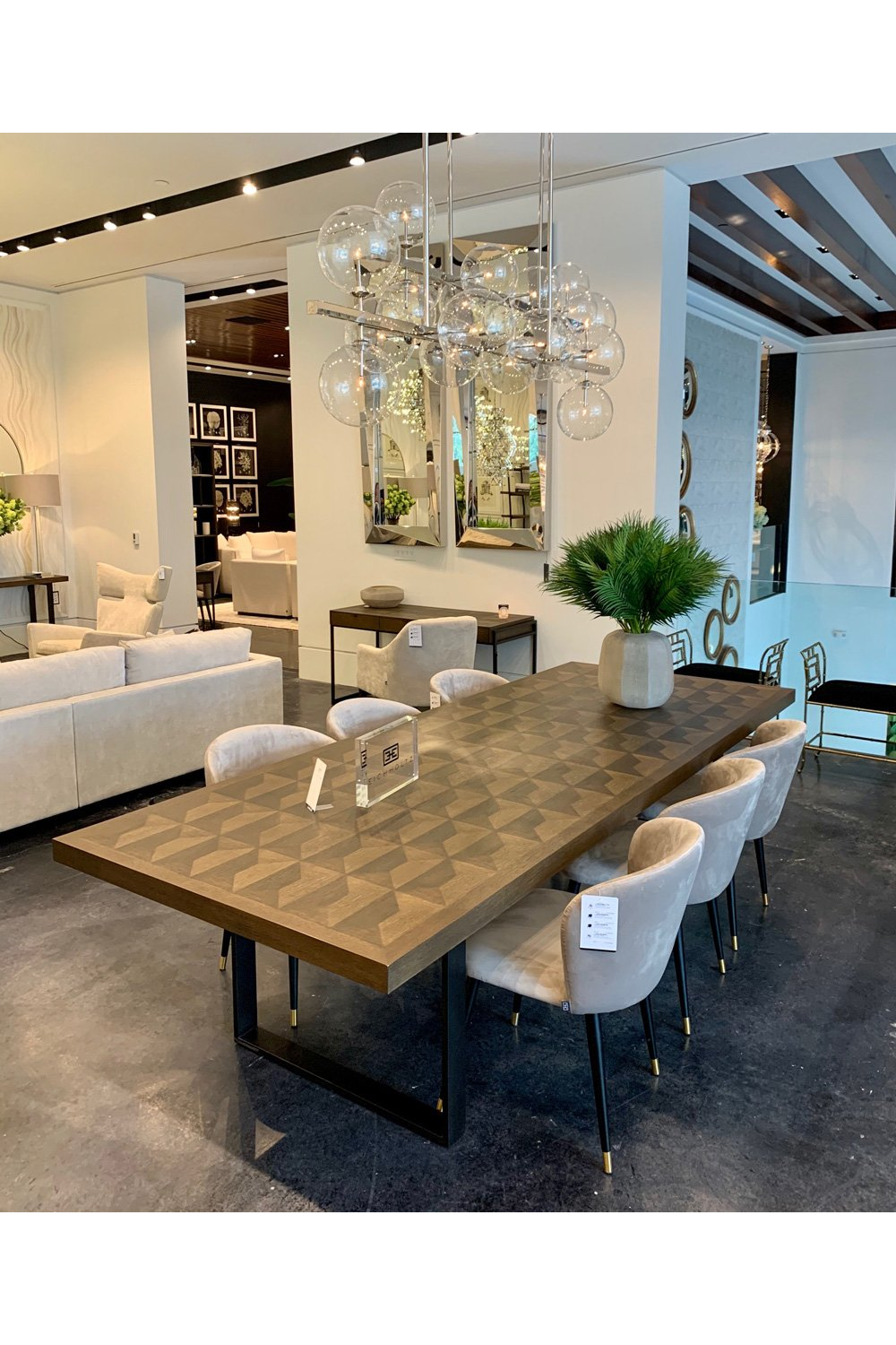 Velvet Retro Dining Chair Volante | Eichholtz Miami