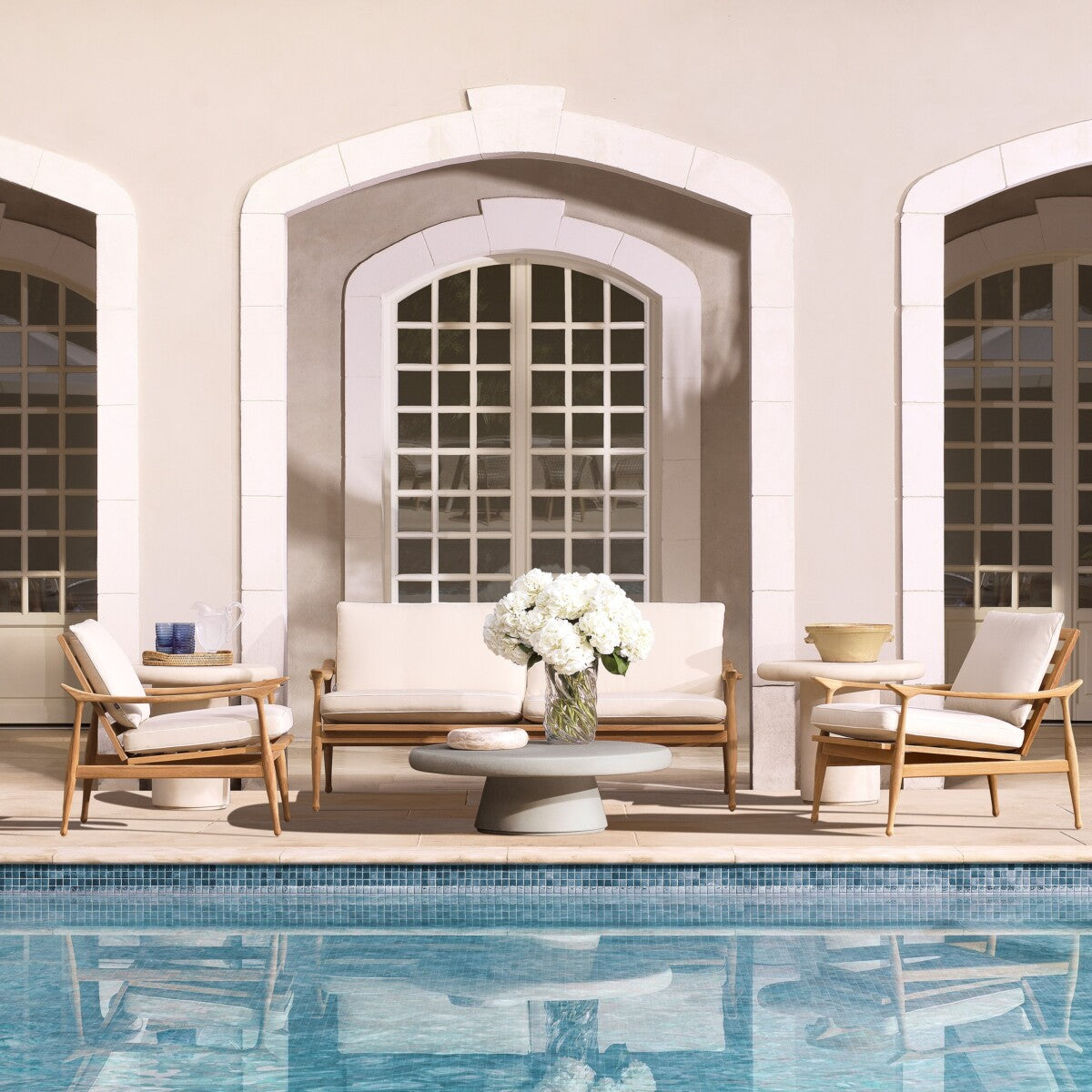 Round Outdoor Coffee Table Cleon | Eichholtz Miami