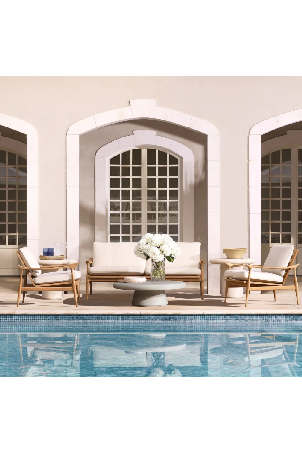 Round Outdoor Coffee Table Cleon | Eichholtz Miami