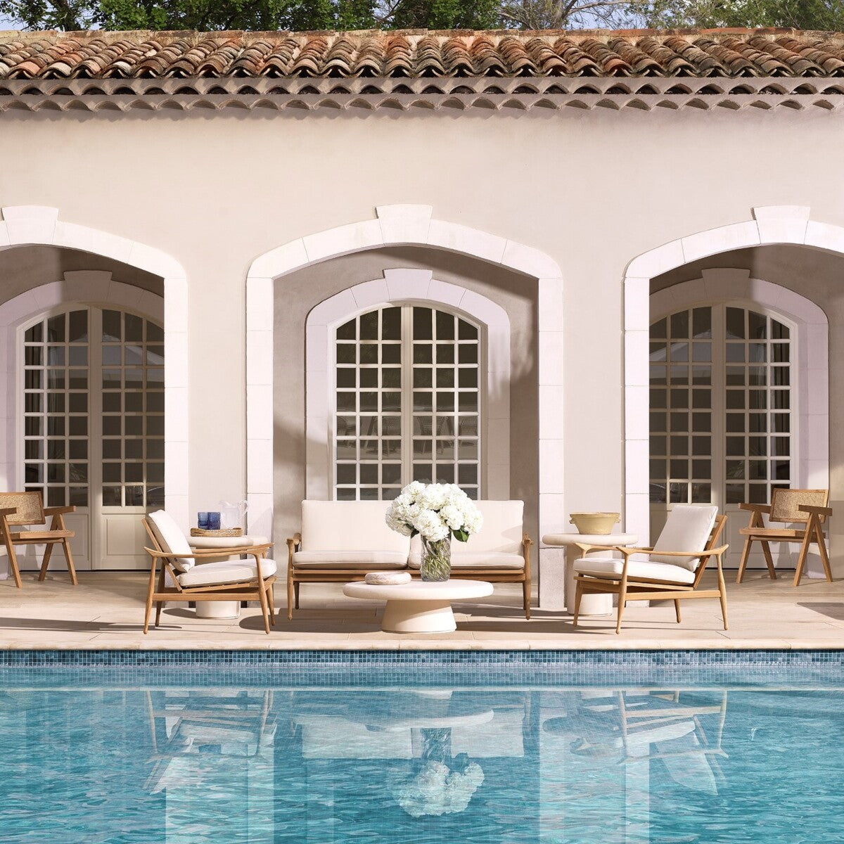 Round Outdoor Coffee Table Cleon | Eichholtz Miami