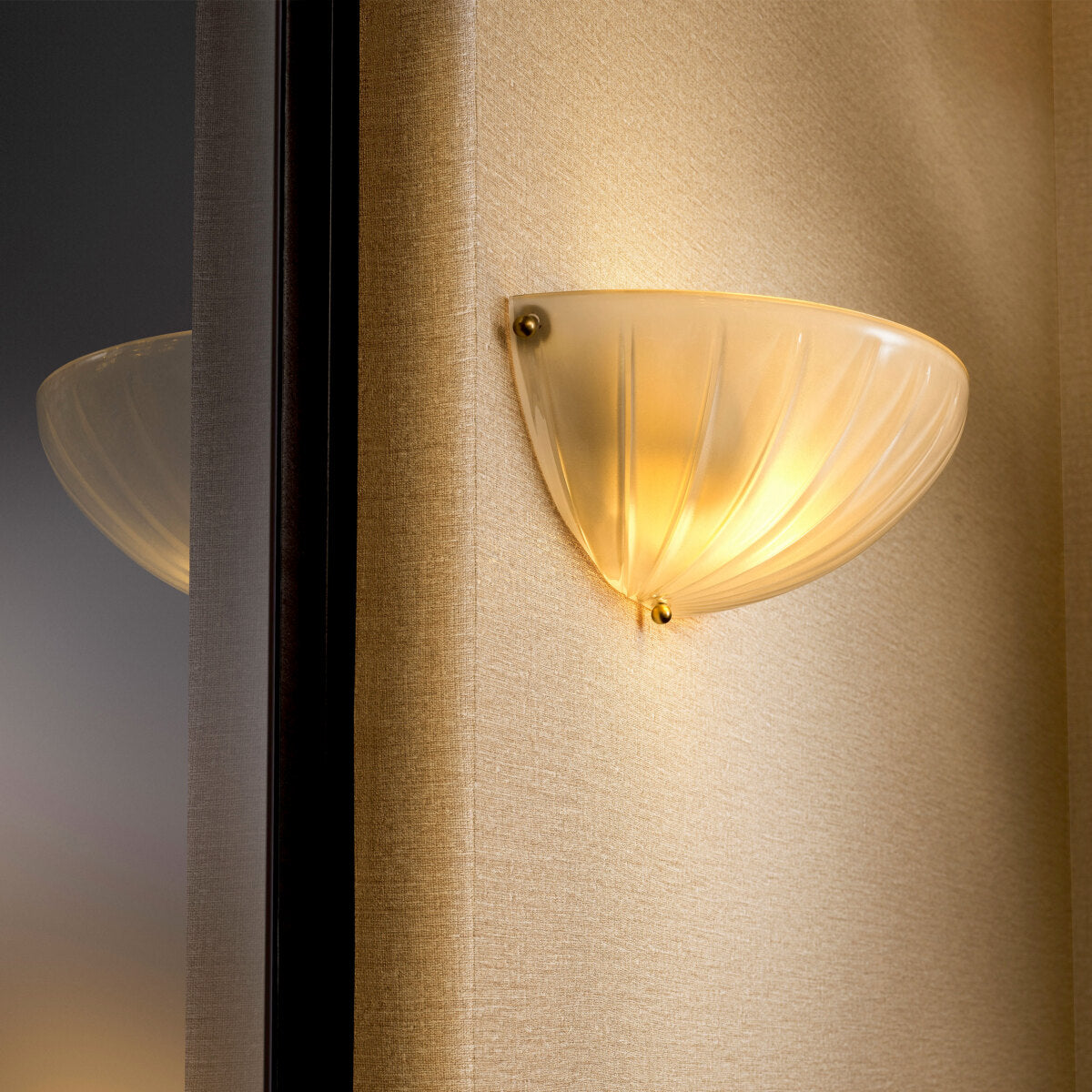 Scalloped Frosted Glass Wall Lamp Maranello | Eichholtz Miami