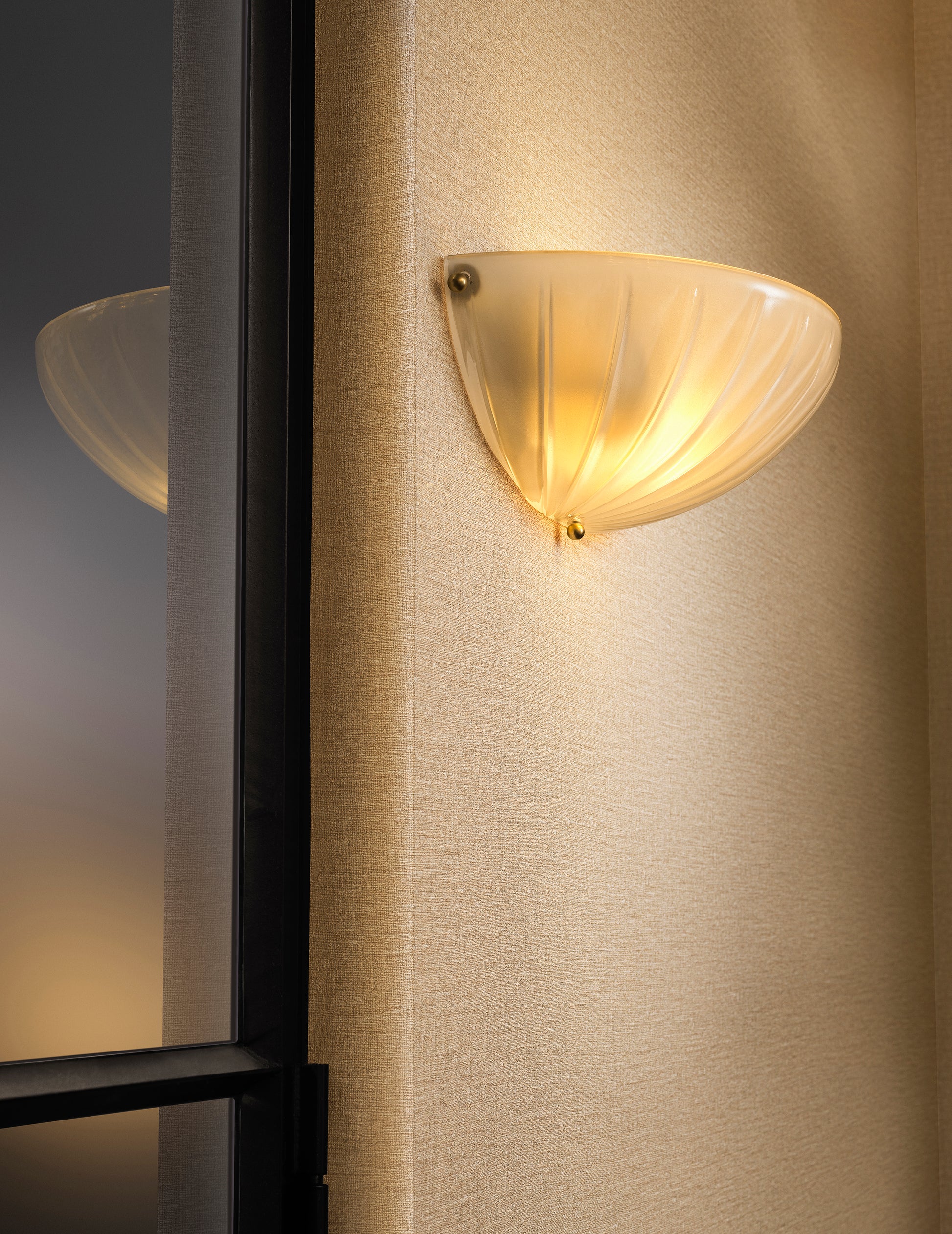 Scalloped Frosted Glass Wall Lamp Maranello | Eichholtz Miami