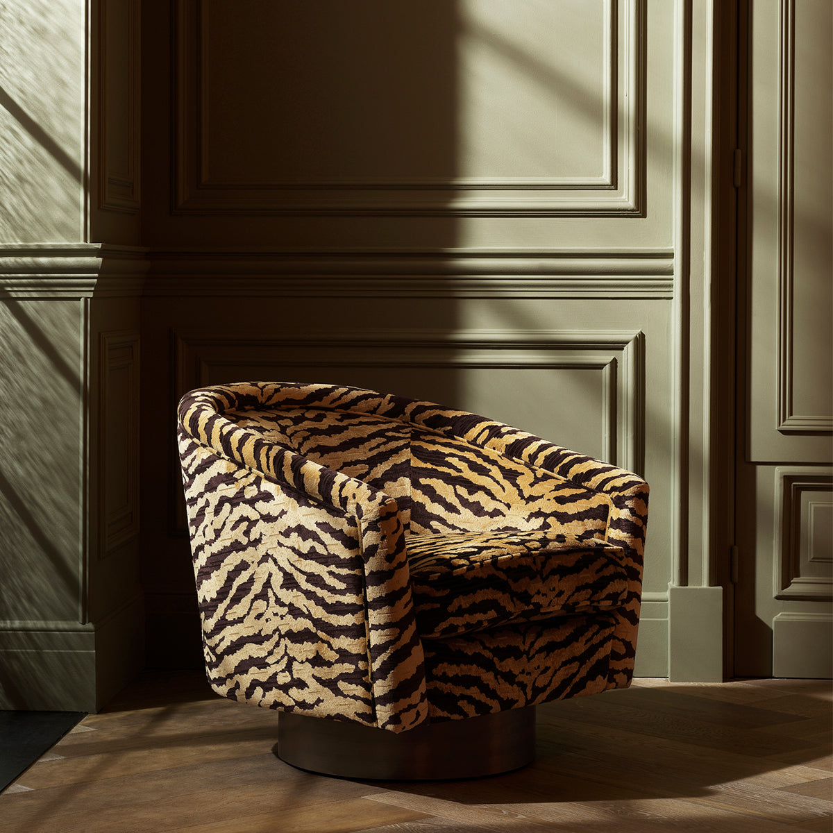 Upholstered Swivel Chair Catene | Eichholtz Miami