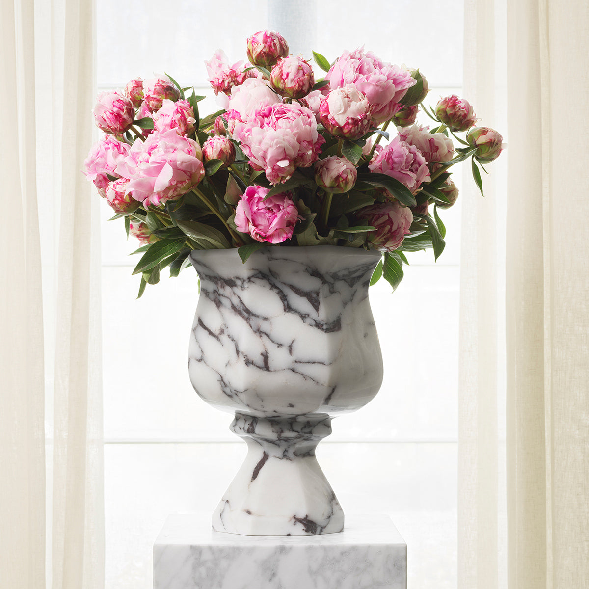 White Marble Vase Bennington | Eichholtz Miami